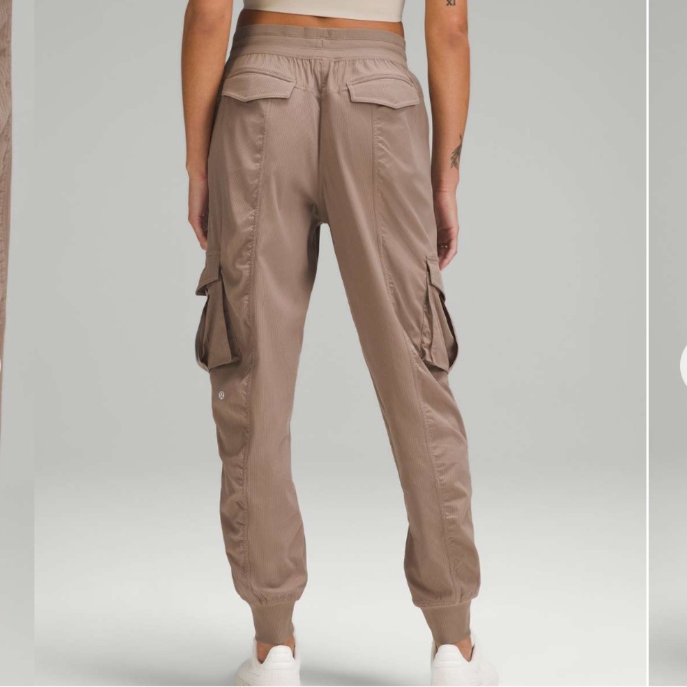 Lululemon Dance Studio Relaxed-Fit Mid-Rise Cargo Jogger
Taupetastic 🤎